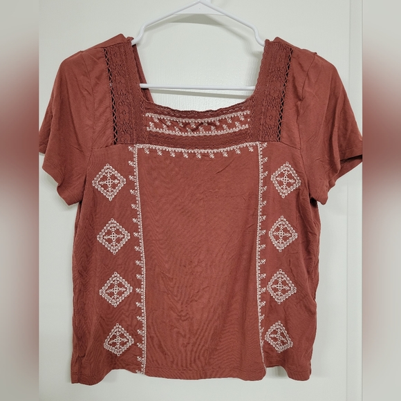 American Eagle Outfitters Tops - American eagle medium short sleeve straight neck lace embroidery mauve blouse